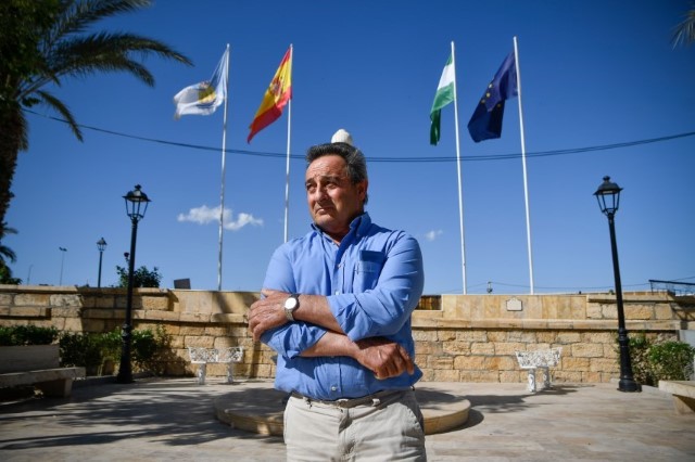 José Antonio Alfonso, secretario de la asociación Avial y candidato de Vox por Albox en 2023, en la Playa Mayor del pueblo. C. Pérez.